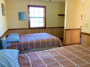 TrinityOutback Campground and Marina的客房设有两张床和窗户。