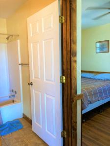 TrinityOutback Campground and Marina的通往卧室的门,卧室配有一张床和一个浴缸