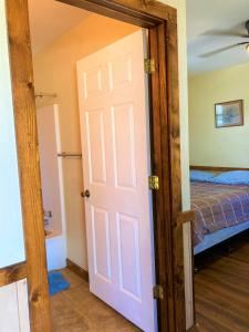 TrinityOutback Campground and Marina的通往卧室的大门,卧室配有床