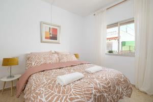 福恩吉罗拉Andalucian house, few minutes from the beach的白色卧室配有带两个枕头的床