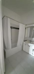 奥托纳Rifugio dell'Artista的白色的客房设有水槽和镜子