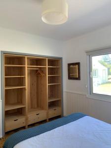 莫什泰鲁什Serenity Villa - Azorean Butler的一间卧室设有床架和窗户。