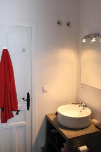 贝尔楚勒斯Casitas El Paraje de Berchules的浴室设有白色水槽和镜子