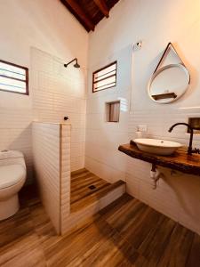 蒙波斯Casa Isabelita的一间带水槽和卫生间的浴室