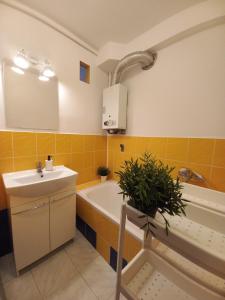 比得哥什Tanie spanie na Grunwaldzkiej - ZAMELDOWANIE BEZOBSŁUGOWE-的浴室配有盥洗盆和浴缸。