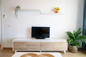 巴哈马尔Apartamento Maye的客厅配有木梳妆台上的电视