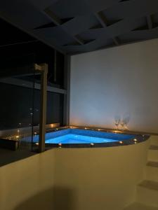 佩里萨特里斯舍尼亚公寓式酒店的一座建筑物中间的游泳池