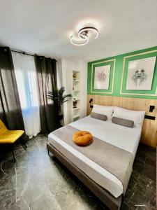 阿利坎特Elegante Apartamento TRES COLORES的一间卧室配有一张大床,上面有南瓜