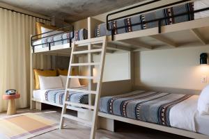 查尔斯顿Moxy Charleston Downtown的双层床间 - 带2张床和2张单人床