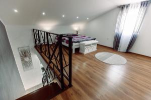 采蒂涅Aria的一间卧室设有双层床和楼梯。