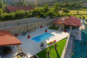 蓬德利马Casa do Sabugueiro的享有房子游泳池的顶部景色