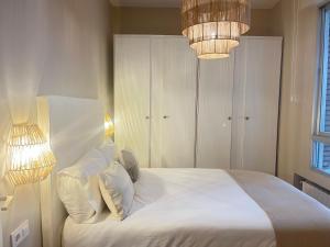 托雷拉韦加COQUETO APARTAMENTO的一间卧室配有带白色床单和枕头的床。