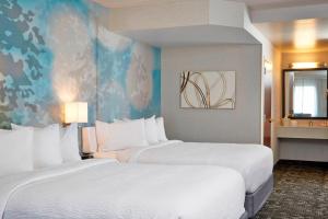 布卢明顿美国布卢明顿商场万怡酒店的酒店客房,设有两张床和镜子