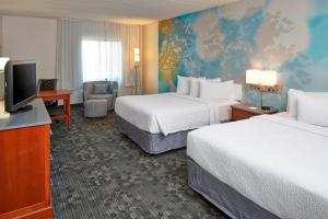 布卢明顿美国布卢明顿商场万怡酒店的酒店客房设有两张床和一台平面电视。