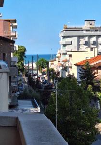 卡托利卡Appartamento 150 mq vicino al mare的享有拥有建筑和大海的城市街道的景色