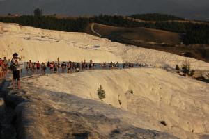帕莫卡莱帕姆克列酒店的一群人走上雪覆盖的山丘