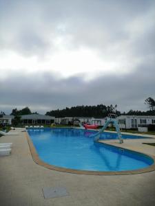 BurinhosaBungalow privado Tilda - na Landshouse的中间设有滑梯的大型游泳池