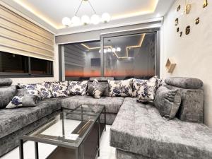 胡塞马Appartement VIP Panoramic Sea view et deluxe的带沙发和玻璃桌的客厅
