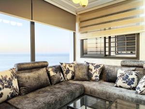 胡塞马Appartement VIP Panoramic Sea view et deluxe的客厅配有带枕头的大沙发