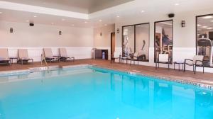本德本德万豪春季山丘套房酒店 的一个带椅子和桌子的大型游泳池