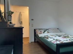 梅舍德Wohnung in idyllischem Örtchen的一间小卧室,配有一张床和一个梳妆台
