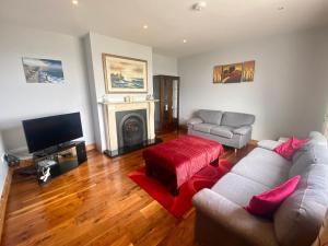 BungowlaIrish Isle Oasis: Spacious 5-Bedroom Retreat的带沙发和壁炉的客厅