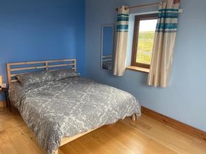 BungowlaIrish Isle Oasis: Spacious 5-Bedroom Retreat的蓝色的卧室设有床和窗户