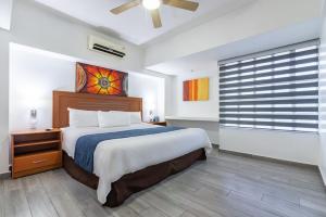 瓜达拉哈拉欧洲时尚行政套房酒店的一间卧室设有一张大床和一个窗户。