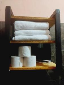 El NaranjoCasa de campo - Ruta Turquesa的毛巾架上的卫生纸堆