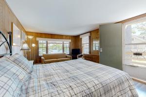 AltonKing Birch Lake Home, Unit 10的卧室配有床、椅子和窗户。