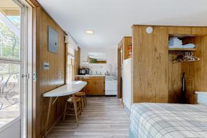 AltonKing Birch Lake Home, Unit 10的一间卧室配有一张床,厨房配有水槽