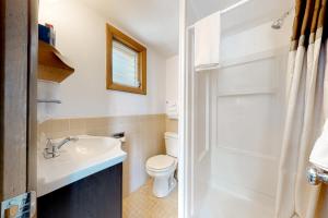 AltonKing Birch Lake Home, Unit 10的白色的浴室设有卫生间和水槽。