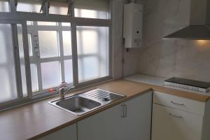Casa Ricardo (16km de Coruña)的厨房设有水槽和窗户。