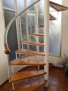 Casa Ricardo (16km de Coruña)的窗户房间内的木制螺旋楼梯