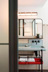 纽约纽约市切尔西慕奇夕酒店的浴室设有蓝色水槽和镜子