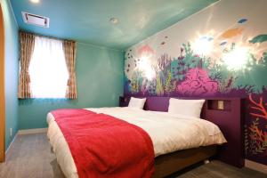 浦安Four Stories Hotel Maihama Tokyo Bay的卧室配有一张壁挂鱼壁画的床