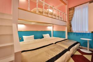 浦安Four Stories Hotel Maihama Tokyo Bay的一间卧室配有带梯子的双层床