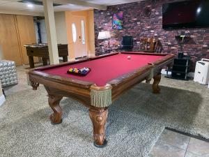 Long PondWOW!! Ultimate Pocono Retreat, Hot Tub, Game Room, Deck, Lakes, Skiing, Pools的一张红色遮盖的台球桌