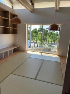 石垣岛727セブンツーセブン石垣島ベース的客房设有大窗户和大地毯。