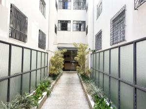贝洛奥里藏特Apartamento em Belo Horizonte的植物建筑的内部庭院