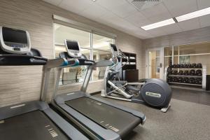 史密斯堡史密斯堡市中心万怡酒店的健身房设有两台跑步机和跑步机