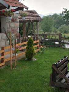 InovoVILA BOJANA的花园设有木栅栏和凉亭。