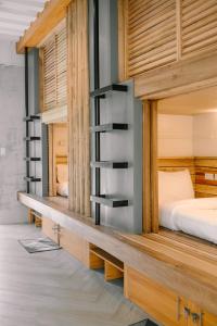 卢纳将军城Happiness Hostel Siargao的客房设有双层床和木制橱柜。