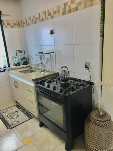 卡内拉Refúgio Linda Vista的厨房配有炉灶和水槽