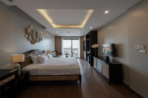 宁平The Northwalk Ninh Bình的一间卧室配有一张大床和电视