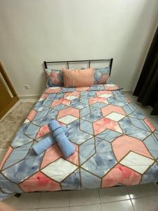 亚依淡9293 Asia的卧室里一张床上有五颜六色的被子