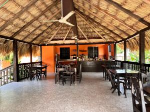 巴卡拉尔Bacalar Sunshine的带桌椅的用餐区以及厨房