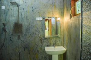 TanamalwilaKirindioya Village的一间带水槽和镜子的浴室