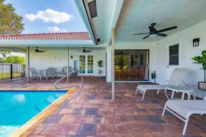 波因顿海滩4/3.5 House with pool- Boynton Beach, FL.的一座带游泳池和庭院的房子