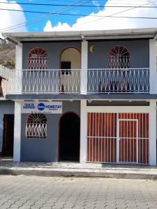 马塔加尔帕Homestay Matagalpa的蓝色和白色的房子设有阳台